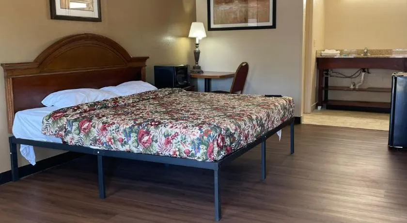 DELUXE INN - Image 1