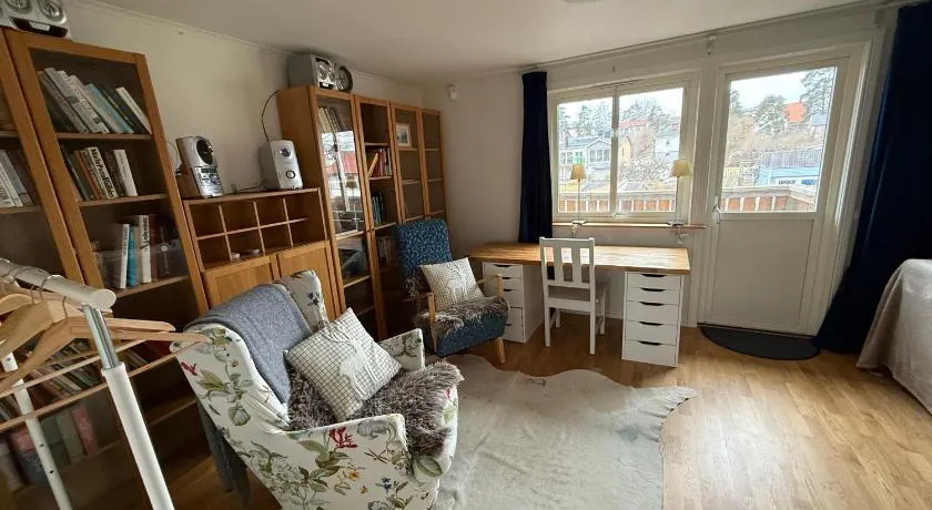 Lägenhet 2 sovrum med vardagsrum och kök i villa med gemensam ingång - Image 1