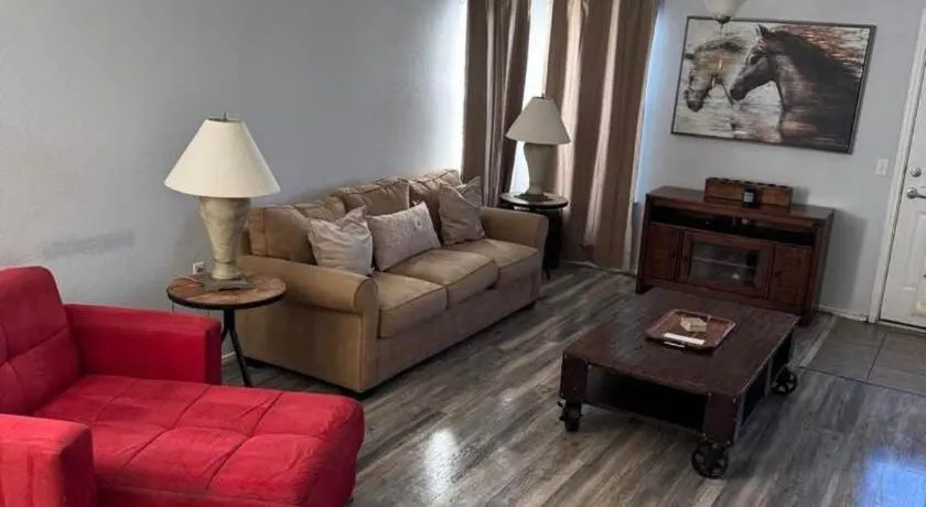House with King Bed & Fire-pit Minutes to Cota and Tesla, Near Airport - Image 1