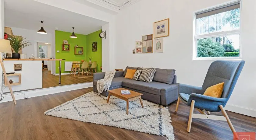 Cheerful Stays: Spacious Flat in Vibrant Leith - Image 1