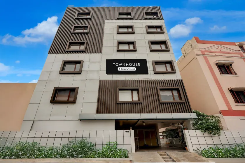 Super Townhouse V Hotel - Image 1