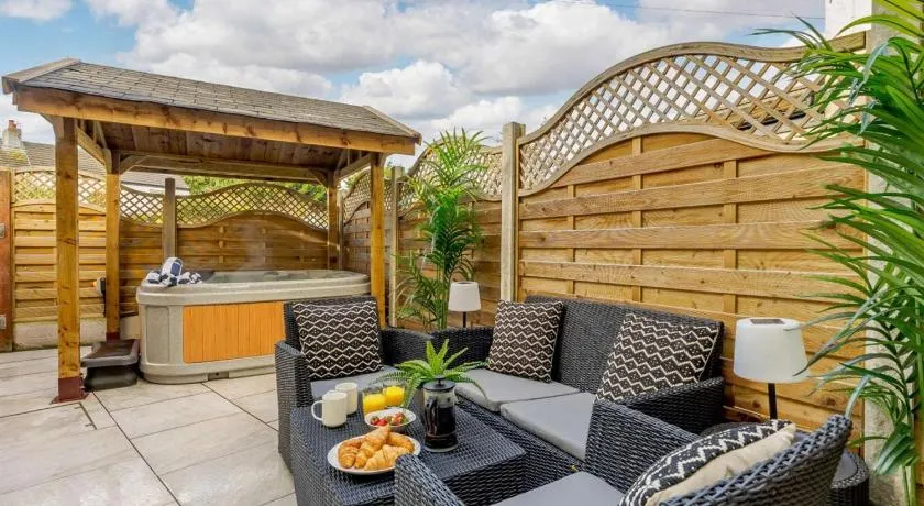 3 Bed House With Hot Tub Great Ayton - TOP Terrace - Image 1