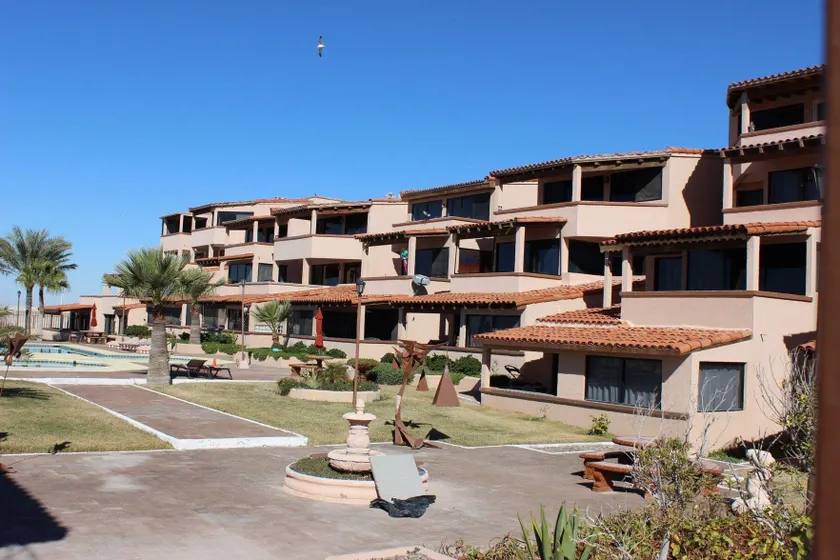 Mid-century Ocean View Apartment - Image 1