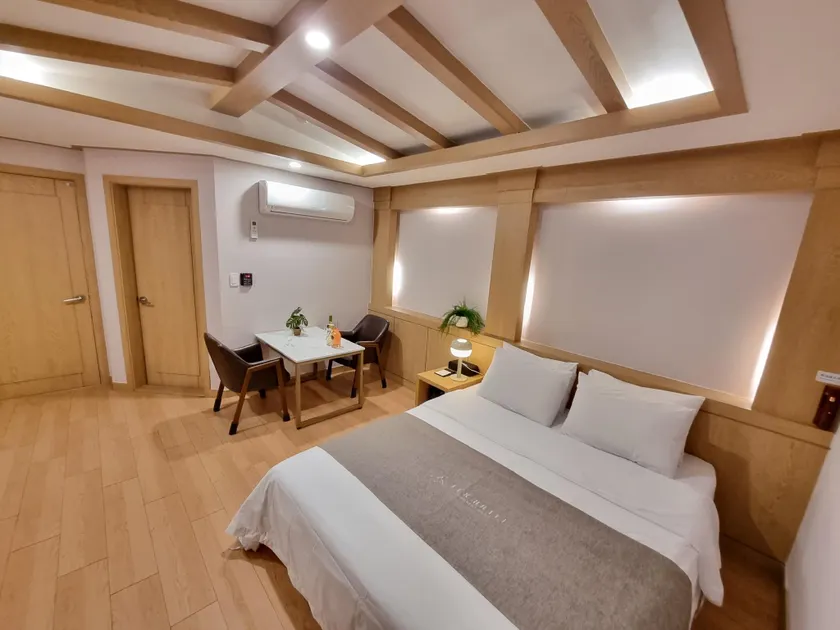 LEX Tourist Hotel - Image 1