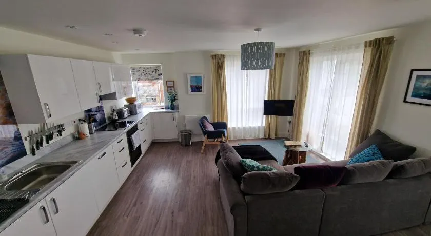Number 10 Stunning Apartment, Fantastic Location! - Image 1