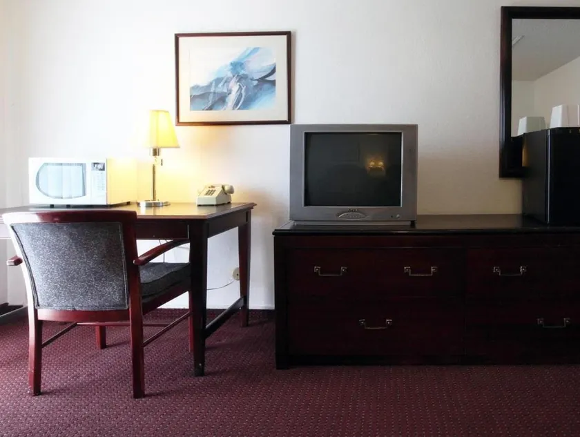 Best Inn & Suites - Image 1