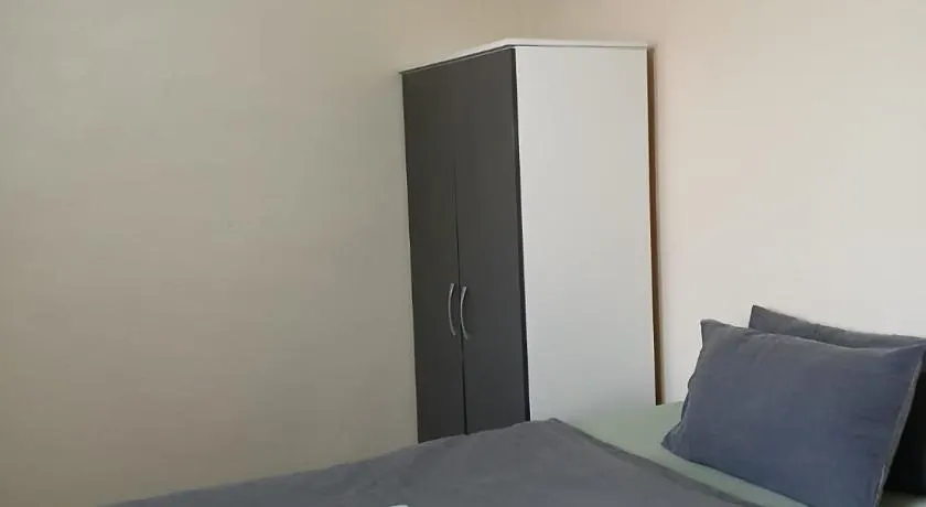 Comfortable Double Room Close to Nottingham Station with Free Parking & WiFi - Image 1