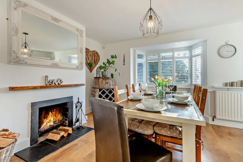 Rockford Cottage 3 Bed Modern New Forest House with Garden - Image 1