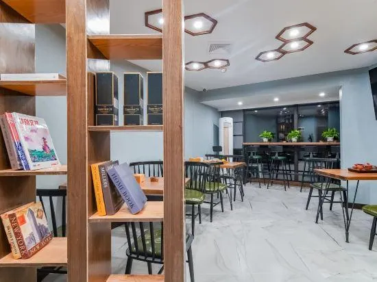 Bai Yun Shang Inn Home Stay - Image 1