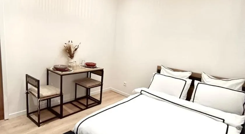 Dinas home - Image 1