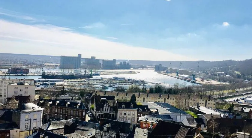 Rouen : Vue panoramique sur la seine avec parking - Image 1