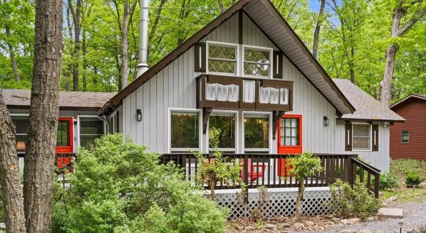 The Gingerbread House - 4 BR chalet, Sunroom, Deck, sleeps 10, modern amenities - Image 1