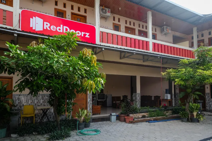 RedDoorz Syariah near Exit Toll Palur - Image 1