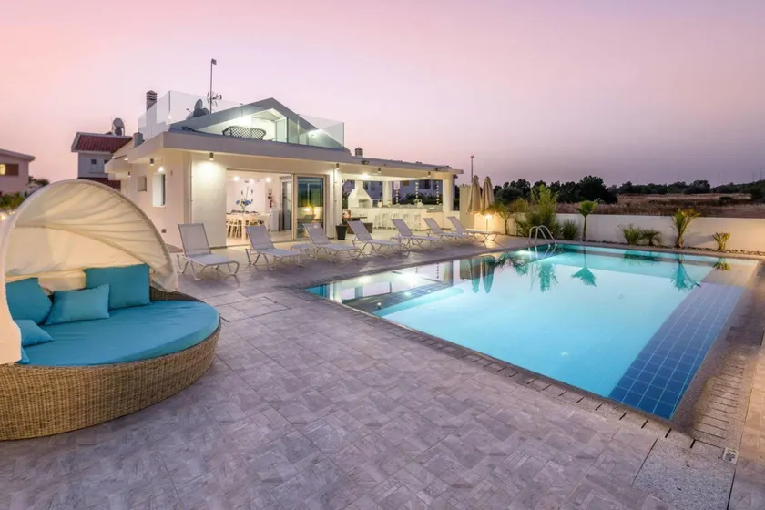 Luxurious 5 Bedroom Villa with Large Private Pool - Image 1