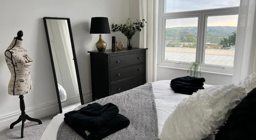 Heathcliff - 5 Bedroom House in Town Centre - Image 1