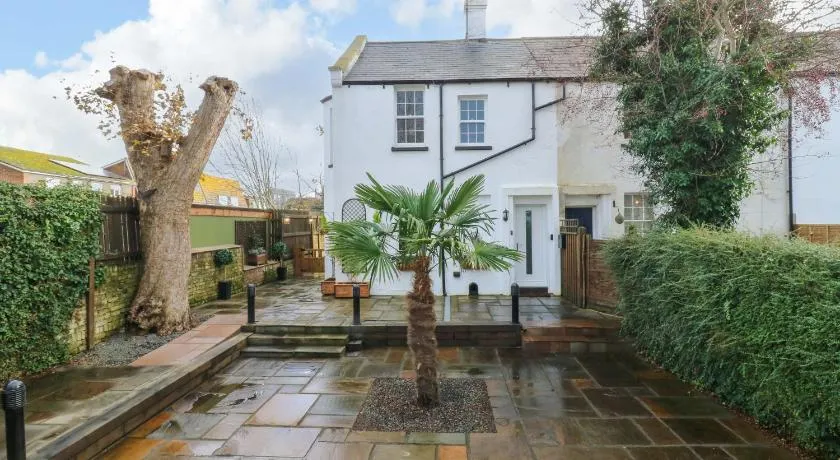 1A Coastguard Cottages - Image 1