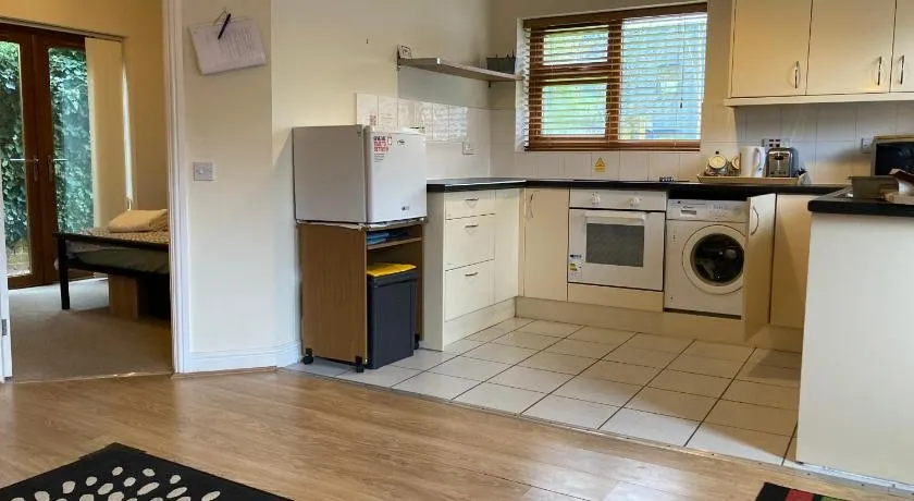 CV225AA 1 Bedroom-Near Rugby School-Ground Floor-WiFi-Self Check In - Image 1