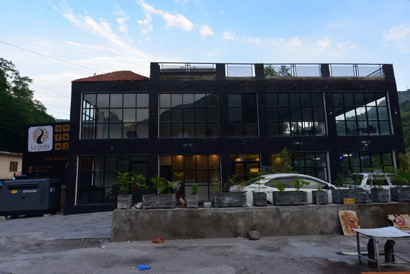 Hotel La Orilla Muzaffarabad - Image 1