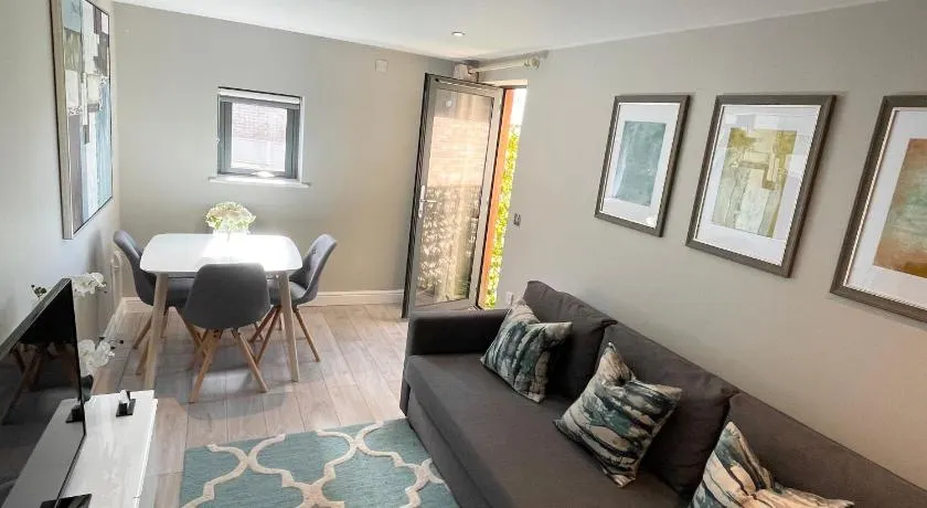 City Centre One bedroom apartment with private balcony - Image 1