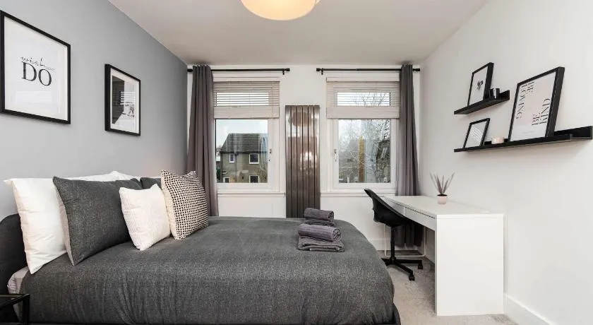 NR Edinburgh Airport & City Modern Home-Parking - Image 1