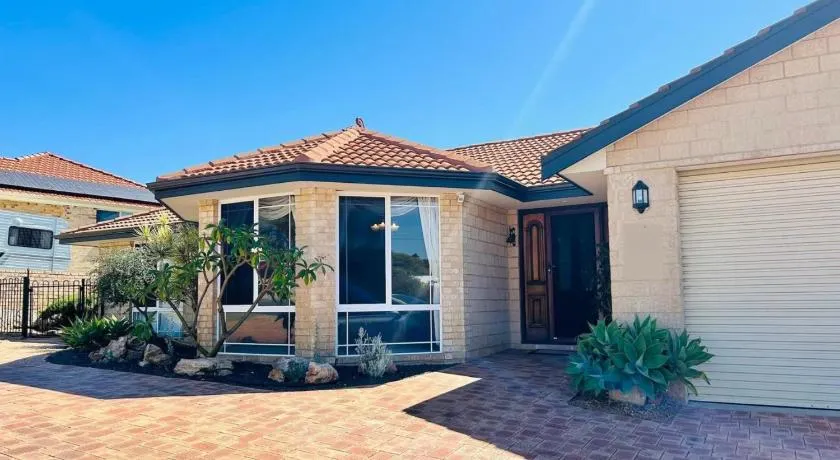 Sea Views Holiday Home- South Bunbury - Image 1