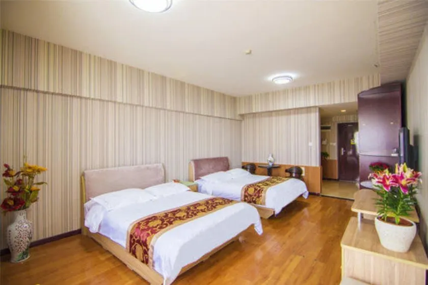 Golden Tree Business Hotel - Image 1