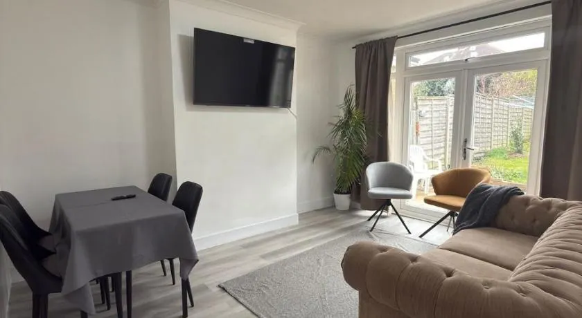 Spacious 3-Bd South Norwood Retreat, Free Parking - Image 1