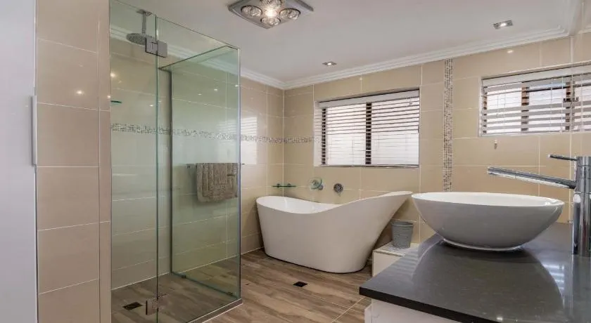 Bribie Escape, Top Floor Unit with Waterviews - Image 1