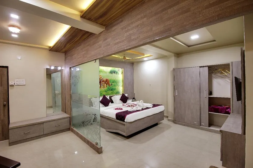 Daksh Hotel & Restaurant - Image 1