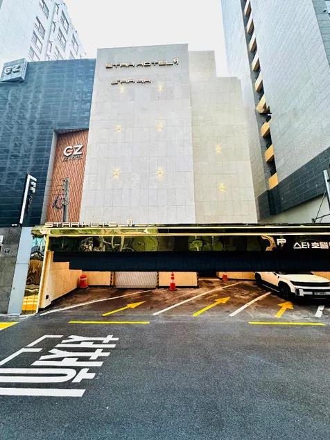 Star Hotel - Image 1