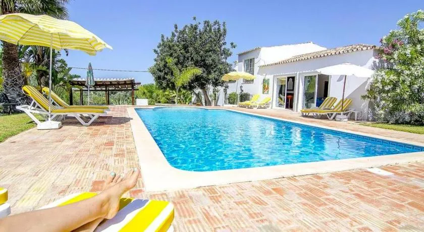 Villa avec piscine, jardin et barbecue | Vue piscine - Image 1