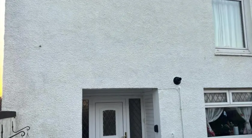 OakHouse- Entire 3 Bedroom Terrace House with Free Parking - Image 1