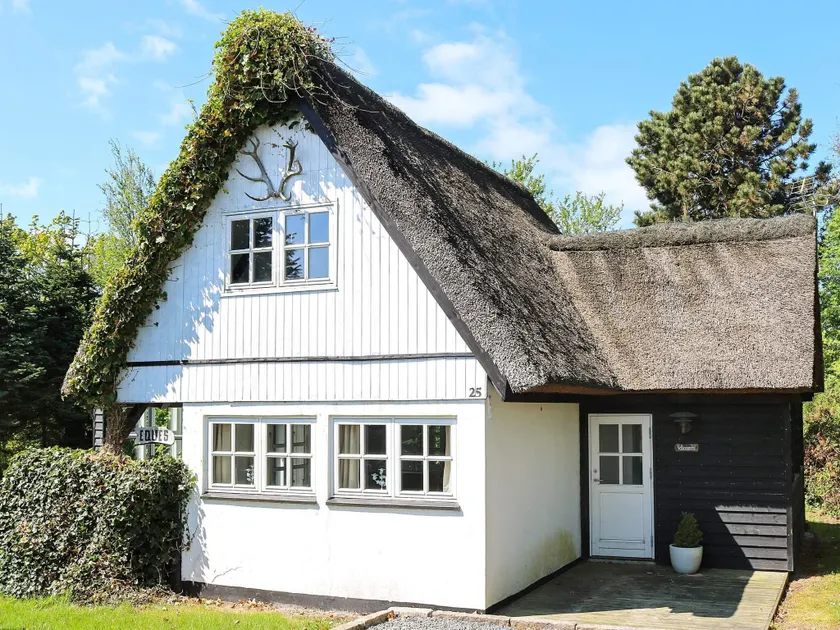 Tranquil Waterfront Cottage-By Traum - Image 1