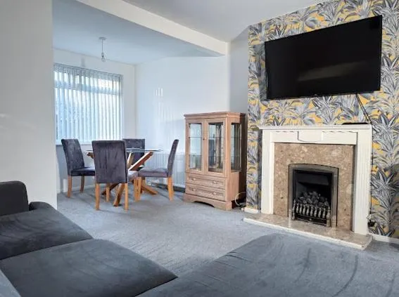 Contractor Friendly 3 Bedroom House Sleeps 5 with Free Parking - Image 1