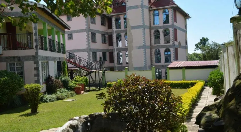 Parkview Safari Hotel & Apartments - Image 1