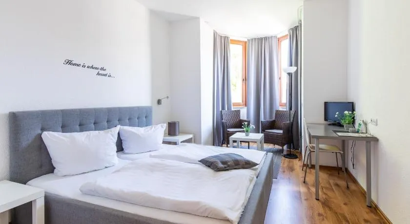Private Rooms with Free Parking & 24h Self Check-in - Image 1