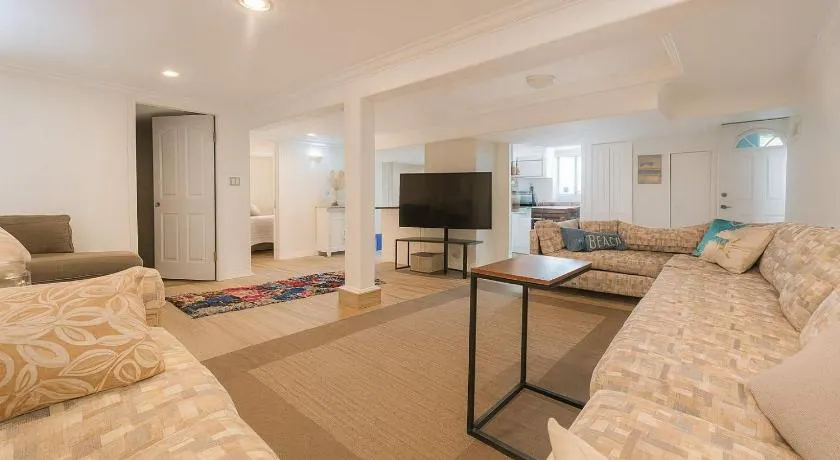 Poolside Hideaway Heated Pool All Year Ideal for Groups Sleeps 6 plus - Image 1