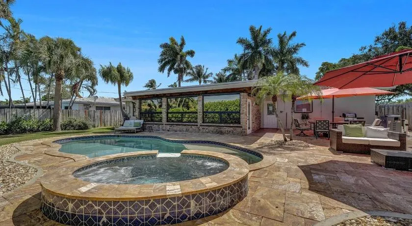 Tropical Bliss Alfresco Villa - pool & hot tub - under 10 minutes to ocean - Image 1