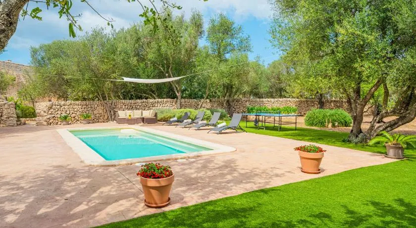 Merveilleuse villa adaptée aux familles avec internet haut débit, piscine privée et jardin | Vue jardin | Adaptée au travail à distance - Image 1