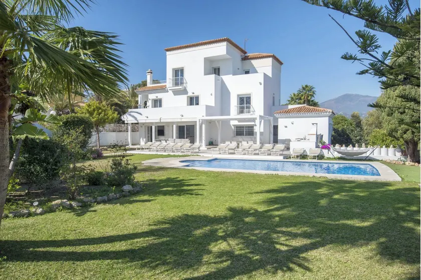 Elegant Villa Retreat - Image 1