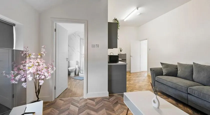 Modern 2 bedroom flat in Woolton Village - Image 1