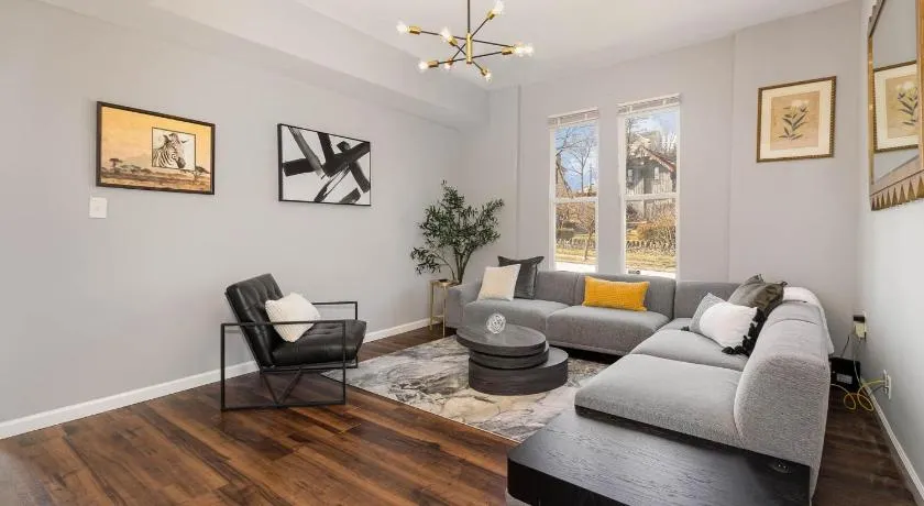 Downtown Views-Prime Location! - Image 1
