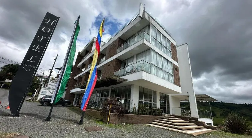 LUXURY Hotel - Image 1