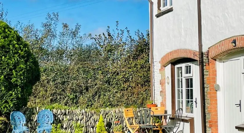 Honeysuckle Cottage - Image 1