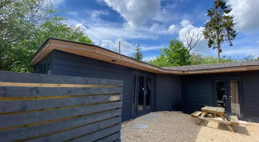 Hunters Hideaway Lodge - Private Hot Tub - Infrared Sauna - Dog Friendly - Image 1
