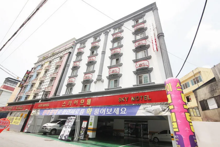 Sky Motel - Image 1