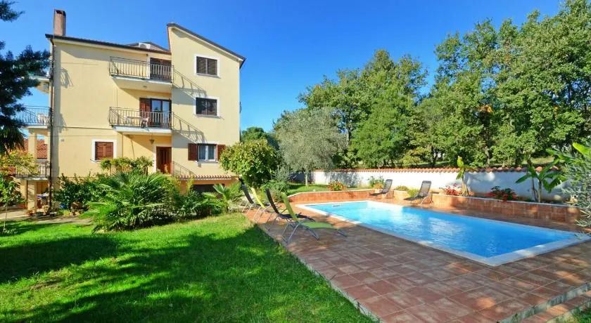 Apartments with pool Albina - Image 1