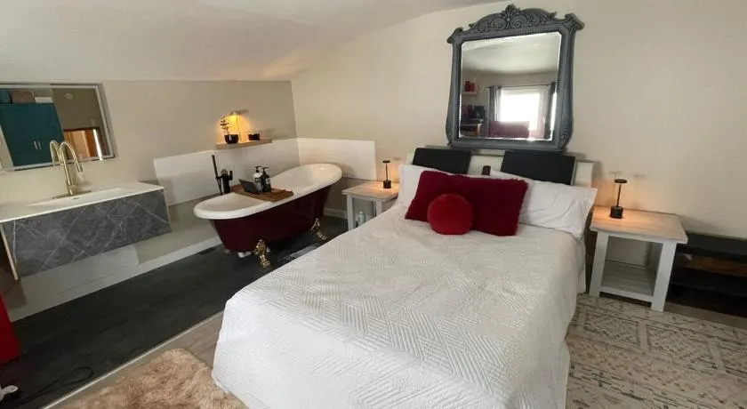Sip and Soak, hotel-style room - Image 1
