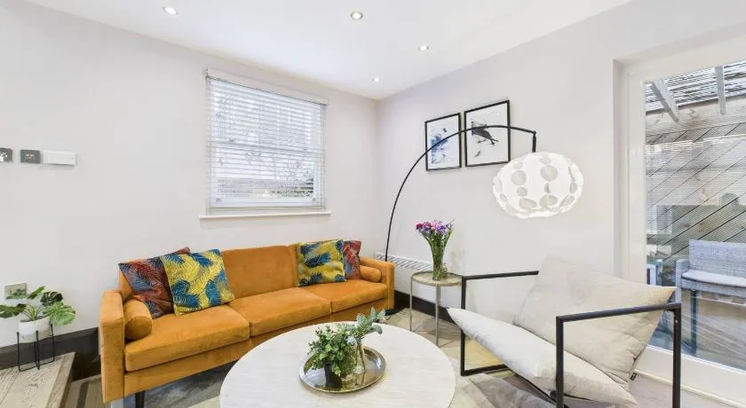 Stylish Mews House, Private Garden, Sleeps 4, Central Location - Image 1