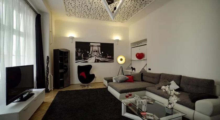 Phoenix Apartment - Image 1